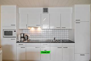 Instapklaar éénslaapkamerappartement met ruim terras en open zicht – topligging in Mariakerke (Oostende)<br /><br />Bent u op zoek naar een verzorgd en instapklaar appartement aan de kust? Dit lichtrijke éénslaapkamerappartement op de Derbylaan 7 in Mariakerke (Oostende) biedt alles wat u nodig heeft voor comfortabel wonen of een ideale tweede verblijfplaats.<br /><br />Bij het binnenkomen wordt u verwelkomd in een aangename woonkamer met open keuken, die zich in goede staat bevindt en perfect aansluit bij het hedendaagse wooncomfort. De grote raampartijen zorgen voor veel natuurlijk licht en geven toegang tot het ruime terras, waar u geniet van een open zicht en de rust van de omgeving.<br /><br />Het appartement beschikt over een ruime slaapkamer en een comfortabele, goed uitgeruste badkamer. De praktische indeling en verzorgde afwerking maken dat u hier zonder zorgen meteen kunt intrekken.<br /><br />Daarnaast geniet u van een zeer gunstige ligging in Mariakerke, op korte afstand van zee, winkels, openbaar vervoer en alle nodige voorzieningen.<br /><br />