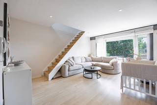 Bent U op zoek naar een ruim appartement op een centrale ligging in Knokke-Heist, waar comfort, praktische indeling en lage vaste kosten samenkomen? Dan is dit instapklare appartement in een kleinschalige residentie beslist een bezoek waard. Dankzij de doordachte indeling, drie volwaardige slaapkamers, een ruim terras en het privatieve gebruiksgenot van een stuk tuin biedt dit appartement een uitzonderlijke combinatie van ruimte en wooncomfort.<br /><br />Het appartement maakt deel uit van een residentie met slechts drie mede-eigenaars, waar er geen syndicus is aangesteld en u geniet van bijzonder lage gemeenschappelijke kosten. Bovendien werd het dak in 2024 volledig vernieuwd, waarbij nieuwe dakisolatie werd geplaatst en enkel het bestaande gebinte behouden bleef. In combinatie met de energiezuinige eigenschappen van het appartement vormt dit een belangrijke meerwaarde.<br /><br />De ligging is eveneens een absolute troef. U bevindt zich op wandelafstand van openbaar vervoer, winkels, scholen en andere dagelijkse voorzieningen. Ook parkeergelegenheid is ruim voorhanden in de directe omgeving. Appartementen met drie slaapkamers in deze prijsklasse en op deze locatie zijn bijzonder schaars, waardoor dit een interessante opportuniteit vormt, zowel voor eigen bewoning als investering.<br /><br />Indeling<br /><br />- Inkomhal,<br />- Ruime en lichtrijke leefruimte met gezellige zithoek,<br />- Volledig uitgeruste keuken voorzien van alle hedendaags comfort,<br />- Badkamer met douche, wastafel en toilet,<br />- Eerste ruime slaapkamer,<br />- Tweede slaapkamer,<br />- Masterbedroom,<br />- Ruim terras,<br />- Privatief gebruiksgenot van een stuk tuin op de gelijkvloerse verdieping,<br />- Private berging op dezelfde verdieping als het appartement,<br /><br />Bent U op zoek naar een ruim, energiezuinig appartement met lage vaste kosten en een uitstekende ligging in Knokke-Heist? Neem dan vandaag nog contact op met Maxim via 0477 06 03 30 of maxim@rhvastgoed.com voor meer informatie of een bezoek ter plaatse.