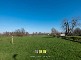 <p><strong>RECREATIEGROND OP 02A75CA (LOT 2) IDEAAL VOOR DE BOUW VAN EEN VAKANTIEWONING AAN DE MAAS TE MAASEIK. <br /><br />TROEVEN<br /><br /><span>- </span></strong>Prachtig gelegen in het pittoreske dorpje Aldeneik. <strong><br /></strong>- In directe nabijheid van de Maas. <strong><br />- </strong>Een uitgebreid horeca aanbod in de buurt. <strong><br />-</strong> Ideaal voor wandel- en fietsliefhebbers. <strong><br />-</strong> Vakantiewoning bouwen naar eigen smaak. <br /><br /><br /><strong></strong></p>
<p><strong>BEKNOPTE INFORMATIE<br /><br />- </strong>Permanent wonen is niet toegestaan.<strong><br /></strong>- Stedenbouwkundige verordening inzake openluchtrecreatieve verblijven en inrichting van gebieden voor dergelijke verblijven is van toepassing.<br />- Maximale grondopp. van het gebouw is 80 m2, inclusief overdekte terrassen en bijgebouwen, en een maximaal volume van 240 m3.<br />- Het hoogste punt van het gebouw mag, gemeten vanaf het maaiveld, niet meer dan vijf meter bedragen.<br />- De totale grondoppervlakte van het gebouw, de terrassen, private toegangswegen, parkeerplaatsen en eventuele verhardingen inbegrepen, mag nooit meer bedragen dan de helft van de perceelsoppervlakte. <br />- Behoudens in het geval van een groepsbouwproject of een gegroepeerde inplanting mag per perceel slechts één openluchtrecreatief verblijf opgericht worden. Als het pand niet gekoppeld of geschakeld kan worden, dan bedraagt de minimumafstand tot de overige perceelsgrenzen ten minste 2 meter. <br />- Alle nieuwe toegangswegen die meerdere panden ontsluiten hebben een minimale hindernisvrije breedte van 4 meter, en zijn voorzien van een elektriciteitsnet. De aard en breedte van de eventuele verharding, die wordt uitgevoerd in waterdoorlatende materialen, wordt bepaald in functie van de plaatselijke noodwendigheden. <br />- De afscheiding/omheining mag enkel uit natuurlijke schuttingen bestaan (geen houten schuttingen of dergelijke). <br /><span>- Mogelijkheid tot aankoop van lot 1 en lot 2. Lot 4 zal niet verkocht worden. Lot 3 is inmiddels al in optie. </span><br />- De volledige voorschriften zijn te bekomen via ons kantoor.<br /><br />Het goed wordt verkocht onder voorbehoud van het bekomen akkoord van de stad over de verdeling van de loten. Procedure lopende.<br />De Vermelde prijs is exclusief verkooprechten, notariskosten, metingskosten, infra-kosten, ea. Aankoopkosten …)</p>
<p><br /><span>Bekijkt u deze advertentie via een aanverwante vastgoedsite, surf dan zeker naar onze website </span><strong>www.N78vastgoed.be</strong><span> voor een uitgebreide beschrijving en foto's. </span><strong>Meer info: +32 (0)89 86 18 88 of info@N78vastgoed.be.</strong><br /><br /></p>