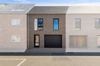 PERFECTE GEZINSWONING NIEUWBOUW CASCO WINDDICHT midden in het centrum van leuk gezellig polderdorp hal, ruime garage, living met grote ramen met...