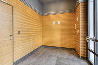 Office building of approximately 296 m² for rent in the center of Kortrijk. The office is located in the vicinity of various access roads, underground car parks and Kortrijk station. Layout:- Ground floor: entrance, reception, landscape office, meeting room, kitchenette and sanitary facilities.- 1st floor: landscape office, two separate offices, kitchenette and sanitary facilities.- 2nd floor: landscape office, kitchenette and sanitary facilities.- Basement: server roomSpecifications:- Ready to move in- Central heating - Air conditioning- Compliant electricity- Server room available- Carpet tilesThanks to the front and rear windows, there is plenty of natural daylight as well as a pleasant atmosphere with the newly built Casino Square. A top player in its class. Looking for an office to rent in the center of Kortrijk? For more information or a site visit, do not hesitate to contact us on 056 21 11 11.