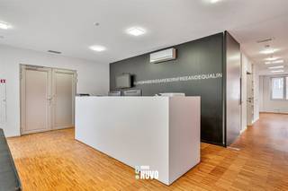 <p><span>Bureau avec garages très bien situé au centre d'Alost</span></p><p><span> </span></p><p><span> </span></p><p><span>Ce bureau moderne et économe en énergie est situé dans un endroit privilégié au cur d'Alost ! Situé à seulement 200 mètres de la gare et à proximité de la charmante Bauwenspleintje.</span></p><p><span>Le bureau a été en grande partie rénové avec des matériaux de haute qualité en 2007/2008 et 2011.</span></p><p><span> </span></p><p><span> </span></p><p><span>Ce bâtiment a une superficie généreuse de 345 m² et contient un bureau de réception élégant, une salle de réunion spacieuse, plusieurs bureaux lumineux, un bureau paysager ouvert, des sanitaires, un espace social, une kitchenette, une salle d'archives et une cave séparée. Bref, tout ce dont une entreprise moderne a besoin. Des placards intégrés dans différentes pièces assurent un environnement de travail organisé et soigné.</span></p><p><span> </span></p><p><span> </span></p><p><span>Possible d'acheter deux garages spacieux pouvant accueillir trois voitures particulières. Local à vélos commun verrouillable. </span></p><p><span> </span></p><p><span> </span></p><p><span>Des parkings couverts peuvent être loués à des tarifs abordables sur le parking de la gare, accessible à pied.</span></p><p><span> </span></p><p><span> </span></p><p><span>Le bureau peut être divisé en deux ou plusieurs entités.</span></p><p><span> </span></p><p><span> </span></p><p><span>Ce bâtiment est non seulement parfait pour un bureau, mais est également idéal pour de nombreuses autres activités commerciales grâce à son agencement flexible et ses finitions de haute qualité. Ne manquez pas cette opportunité détablir votre entreprise dans lun des meilleurs endroits dAlost !</span></p><p><span>L'acquisition d'actions est négociable.</span></p><p><span> </span></p><p><span>CPE: B</span></p><p><span> </span></p><p><span> </span></p><p><span>Pour plus d'informations et/ou une visite, contactez Harry au 0473 44 01 06 ou Katrien 0477 33 60 81</span></p>