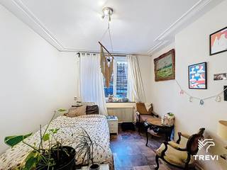 <div>
<p><strong>Etterbeek, Europese Commissie: ONBEMEUILD appartement met 1 slaapkamer en tuin, gelegen in de kelder, van ± 50 m², zonder lift. Het bestaat uit een inkomhal, 1 slaapkamer van ±15 m², badkamer met toilet, keuken uitgerust met een gasfornuis, woonkamer, tuin (5 m x 15 m). Kosten: 70 €/maand, inclusief gemeenschappelijke kosten, koud water en aansprakelijkheidsverzekering. EPC G. Beschikbaar vanaf 01/12/2026.</strong></p>
<p><u>Kelder zonder lift</u>:</p>
<p>- Hal<br />- Slaapkamer ±15 m²<br />- Badkamer ±3 m²<br />- Keuken ±14 m², voorzien van een gasfornuis<br />- Woonkamer ±9 m²<br />- Tuin van 5 m x 15 m</p>
<p></p>
<p>EPB G</p>
<p></p>
</div>