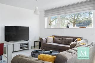 <p><span>Recent en energiezuinig appartement met 2 slaapkamers vlakbij Mechelen Centrum</span></p><p><span>Op zoek naar een instapklaar appartement met zeer veel lichtinval? Dan is dit hoekappartement, gelegen net buiten Mechelen centrum richting Zemst, zeker wat u zoekt.</span></p><p><span>Het appartementsgebouw werd recentelijk gebouwd, hierdoor beschikt u over een gunstig EPC, elektrische keuring Conform AREI en een asbestvrij attest!</span></p><p><span>Het appartement is gelegen op de eerste verdieping. U kan dit appartement bereiken via de trap of de lift!</span></p><p><span>U komt binnen in de inkomhal, waar u beschikt over een vestiaireruimte en een apart gastentoilet. Van hieruit komt u in de leefruimte waar u geniet van zeer veel lichtinval door de vele raampartijen. Deze woonkamer is zeer ruim zodat u met gemak een grote zithoek en een grote eethoek kan installeren. Vanuit de woonkamer heeft u toegang tot het fijne terras. In de open keuken heeft u alle comfort om een lekkere maaltijd te bereiden en beschikt u ook over een ontbijthoek.</span></p><p><span>Met dit appartement beschikt u over 2 ruime slaapkamers ( waarvan 1 beschikt over een terras) en een badkamer met bad, douche en lavabomeubel met dubbele lavabo.</span></p><p><span>Heeft u nog opbergruimte nodig? Dat is geen probleem want u beschikt nog over een ruime en privatieve berging in de kelder.</span></p><p><span>De auto kan u parkeren op de autostaanplaats die u verplicht dient bij te kopen voor 25 000 euro.</span></p><p><span>Het appartement is gelegen in een project dat georiënteerd is rond een binnentuin, die beschikbaar is voor alle bewoners. Achteraan zijn er autostaanplaatsen voorzien voor bezoekers!</span></p><p><span>Op zoek naar een ruim appartement vlakbij alle voorzieningen (scholen, winkels, openbaar vervoer,....) met een vlotte verbinding naar Antwerpen-Brussel-Leuven en met een fijne ligging tussen de bruisende stad Mechelen en het mooie Zemst? Aarzel dan zeker niet om ons te contacteren! (info@demakelaardij.be of  015/20.20.82)</span></p>
