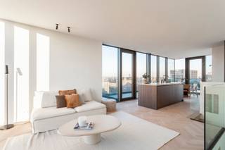 <p>Welkom in dit instapklaar appartement op de vijfde verdieping van een stijlvol gerenoveerd gebouw met slechts acht wooneenheden. Het pand onderging recent een totaalrenovatie en combineert hedendaags comfort met verfijnde afwerking. Het absolute hoogtepunt? Het adembenemende uitzicht op het Operagebouw van Antwerpen.</p>
<p>De leefruimte baadt in natuurlijk licht dankzij de grote raampartijen. De moderne open keuken sluit naadloos aan op de woonkamer en vormt de perfecte plek voor gezellige diners. Warme eikenkleuren en een elegante visgraatparket zorgen voor een tijdloze en klassevolle uitstraling. Vanuit de woonkamer stap je zo op het charmante terrasje, waar je kan genieten van één van de mooiste panorama’s van de stad.</p>
<p>Het appartement beschikt over twee volwaardige slaapkamers, ideaal voor een gezin, logeerkamer of home office. De stijlvolle badkamer is uitgerust met een inloopdouche en hoogwaardige inbouwkranen, waar design en comfort elkaar ontmoeten.</p>
<p>Een unieke kans om te wonen in een exclusief, volledig vernieuwd gebouw, midden in het bruisende hart van Antwerpen, met een uitzicht dat je elke dag opnieuw weet te betoveren. Interesse? Contacteer LISTED vandaag nog: +32 3 283 51 51.</p>