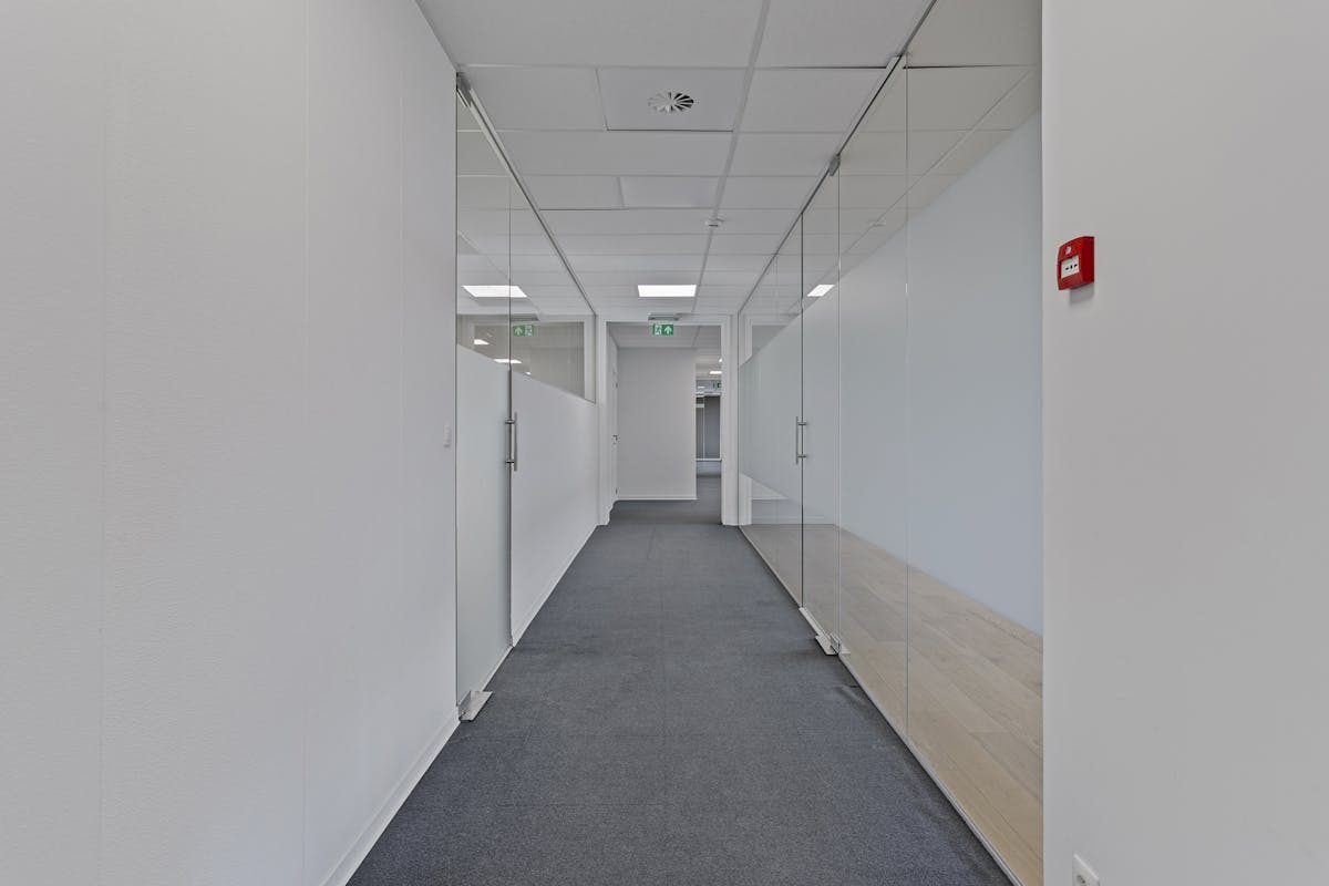 Spacious office (430 m²) with 12 parking spaces near E17 - photo 4