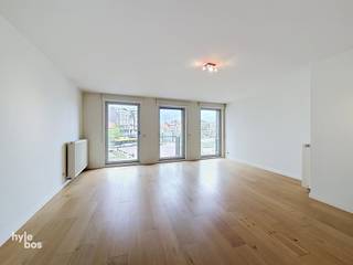 <p><span>Appartement spacieux et luxueux donnant sur la Grand Place de Saint-Nicolas. Situé au premier étage, directement sur la Grand-Place de Saint-Nicolas, ce magnifique appartement allie espace, lumière et emplacement exceptionnel. Le salon spacieux jouit d'une belle vue sur la Grand-Place et se caractérise par une abondance de lumière naturelle. La cuisine entièrement équipée, dotée de tous les appareils électroménagers, est adjacente à la salle à manger spacieuse qui donne accès à une terrasse fermée. L'appartement comprend deux chambres. La première dispose d'une salle de douche privée. En outre, il y a une deuxième salle de bains spacieuse équipée d'une douche, d'une baignoire et d'un lavabo. Il y a également deux toilettes séparées pour plus de confort. À l'arrière, il y a une terrasse spacieuse où il est paisible de se détendre, en plus de la deuxième terrasse au niveau de la salle à manger. La propriété offre une combinaison agréable de lumière, d'espace et d'emplacement central. Les atouts supplémentaires comprennent une place de parking, une cave privée et un local à vélos commun. Planifiez votre visite dès maintenant !</span></p><p><span> </span></p>