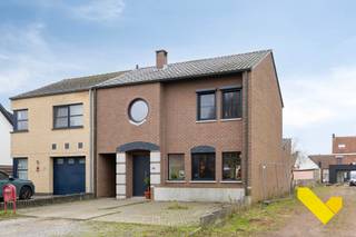 Deze woning gelegen in een kindvriendelijke straat in Mol centrum omvat volgende troeven wat het zeker de moeite waard maakt om deze woning...