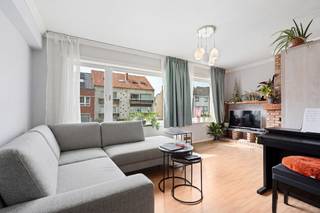 <p>Welkom in de Eigen-Haardstraat in Mariakerke.<br /><br />Deze ruime gezinswoning biedt tal van troeven en is de ideale thuis voor wie op zoek is naar ruimte, comfort en uitbreidingsmogelijkheden.<br />Bij aankomst is er voor de woning plaats om een eerste wagen te parkeren.<br /><br />Via de inkomhal betreden we de woning, waar we meteen een ruime inkomhal en een praktische garage terugvinden. Achteraan de garage bevinden zich een grote wasruimte en een rechtstreekse toegang tot de tuin.<br /><br />Op de eerste verdieping vinden we een apart gastentoilet, een lichtrijke en ruime leefruimte en een aansluitende keuken met handige berging. Vanuit de keuken is er bovendien toegang tot het aangename terras, waar je in alle rust kan genieten.<br /><br />De tweede verdieping beschikt over drie volwaardige slaapkamers en een recent vernieuwde badkamer.<br />Tot slot biedt de ruime zolder heel wat potentieel om de woning verder uit te breiden of extra woonruimte te creëren, volledig volgens jouw wensen.<br /><br />Een woning met veel ruimte, een praktische indeling en tal van mogelijkheden, gelegen in een rustige buurt in Mariakerke.</p>