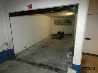 Deze ondergrondse garagebox is gelegen op een steenworp van strand en zeedijk. De ideale, zorgeloze parkeeroplossing voor wie de drukte en parkeerproblemen wil vermijden tijdens een verblijf aan zee of een dagje strand. Veilig, praktisch, altijd een gegarandeerde plek en tevens een waardevaste investering.<br /><br />Afmetingen garagebox: 2.75m x 5.80m/7.20m<br />Maximale hoogte inrit: 1.70m