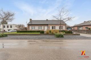 Charmante woning te koop in een rustige omgeving te Kinrooi (Natterveld 17), gelegen op een ruim perceel van 1554 m².De woning beschikt over 3...