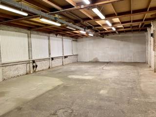 Atelier van 108,5 m² in centrum Kuurne met sectionaal poorten.Deze loods/atelier of magazijn is voorzien van elektriciteit en verwarming (mazout)...