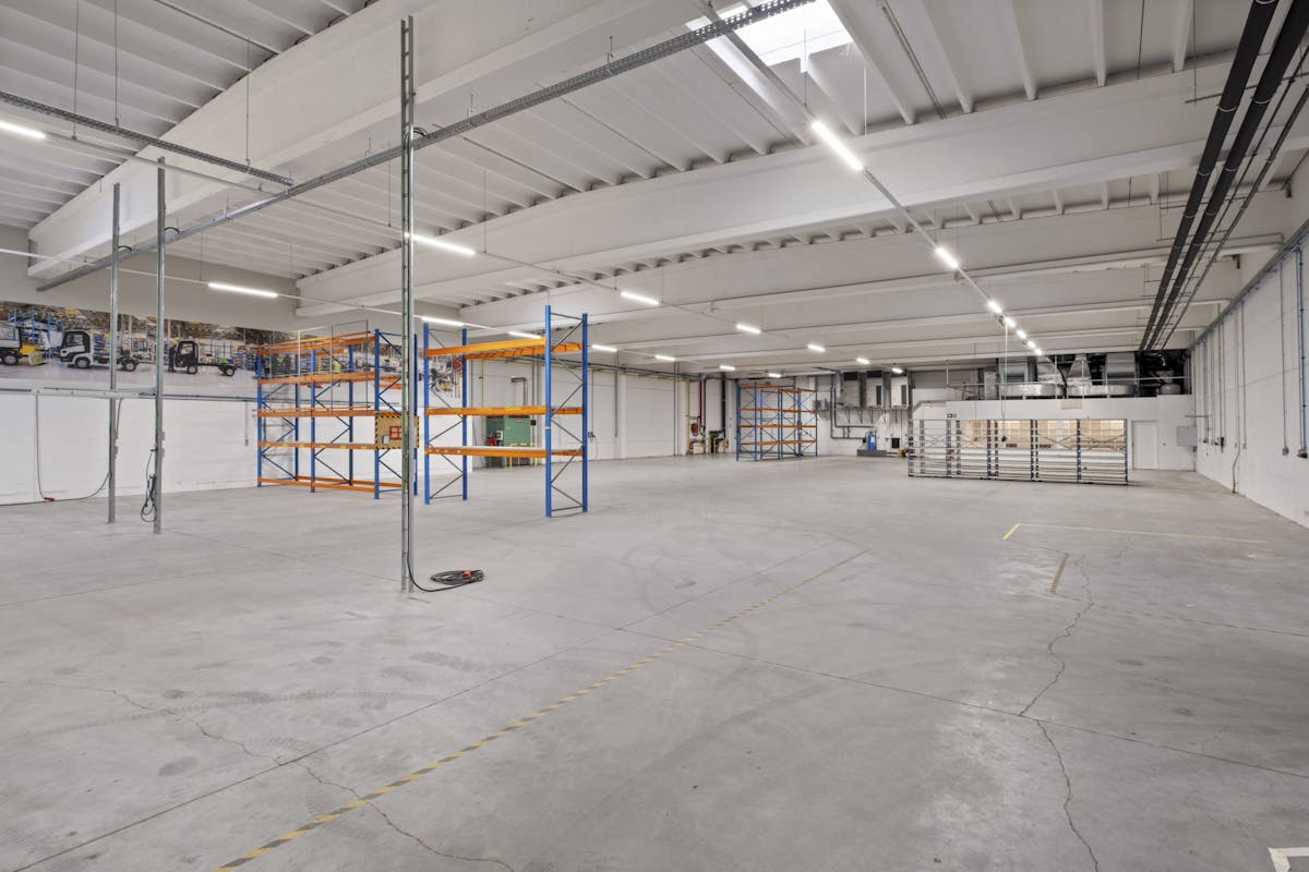 Warehouse with offices for rent in Deerlijk - photo 4