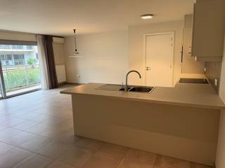 <p><span>LUXUEUS EN GOED ONDERHOUDEN APPARTEMENT 101M² MET 2 SLAAPKAMERS, 2 TERRASSEN EN ONDERGRONDSE GARAGE</span></p><p><span>1ste verdieping met lift - centrale ligging met vlotte bereikbaarheid via A12, N16 en N17</span></p><p><span> </span></p><p><span>Inkomhal / wc met handwas / ruime living met eetplaats en super-ingerichte open keuken (totale opp.: 42m²) met toegang tot terras (10m²) / berging met wasplaats / 2 slaapkamers (13m²; 11m²) (voorzien van kwalitatieve inmaakkasten) met toegang tot terras (10m²) / badkamer met dubbele wastafel, inloopdouche en wc.</span></p><p><span> </span></p><p><span>Grote ondergrondse garage / gemeenschappelijke fietsenberging / gratis fitness / restaurant / kapper / conciërge.</span></p><p><span>Gemeenschappelijke binnentuin.</span></p><p><span> </span></p><p><span>Appartement is voorzien raamdecoratie, lichtarmaturen en een warmtepomp lucht-lucht (airco) in de living.</span></p><p><span> </span></p><p><span>Lasten gemene delen: € 100 / maand (onderhoud gemene delen, gebruik lift en elektriciteit gemene delen) (jaarlijkse afrekening).</span></p><p><span>Lasten appartement: € 100 / maand (koud en warm water appartement en verwarming appartement) (jaarlijkse afrekening).</span></p><p><span> </span></p><p><span>Appartement is bewoonbaar door maximaal 3 personen.</span></p><p><span> </span></p><p><span> </span></p><p><span> </span></p>