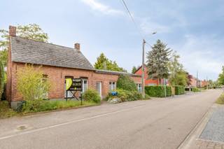 Deze woning is rustig gelegen op wandelafstand van het centrum van Olen-Centrum, nabij winkels, openbaar vervoer, scholen en andere...
