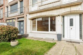 <p><span>Dit gelijkvloers appartement ligt in een </span><span>aangename en goed bereikbare buurt van Deurne</span><span>, vlak bij verschillende parken en groene zones. In de omgeving vind je onder meer het </span><span>Rivierenhof</span><span>, ideaal voor wandelingen, sport of ontspanning. Daarnaast woon je hier </span><span>nabij winkels, scholen en openbaar vervoer</span><span>, met een vlotte verbinding naar Antwerpen centrum en belangrijke invalswegen.</span></p><p><span>Het appartement beschikt over een </span><span>private kelderberging</span><span> en een </span><span>ruime tuin van ca. 100 m² met tuinhuis</span><span>, een echte meerwaarde voor wie graag buitenruimte heeft.</span></p><p><span>Indeling:</span><span><br />Vooraan bevindt zich de </span><span>woonkamer</span><span>. Via de </span><span>inkomhal met vestiaire</span><span> bereik je de </span><span>slaapkamer met dressing</span><span>. De </span><span>keuken met kasten</span><span> sluit aan op de </span><span>wasplaats</span><span>, die toegang geeft tot het </span><span>overdekte terras over de volledige breedte</span><span> en de tuin. Verder is er een </span><span>badkamer met wastafel, ligbad en aansluitingen voor een wasmachine</span><span>.</span></p><p><span>Troeven</span></p><ul><li><span>Gelijkvloers appartement</span></li><li><span>Tuin ca. 100 m² met tuinhuis</span></li><li><span>Overdekt terras over volledige breedte</span></li><li><span>Private kelderberging</span></li><li><span>Groene en vlot bereikbare ligging nabij parken en winkels</span></li></ul><p><span> </span></p><p><span>Energetische renovatie nodig van label E naar D.</span></p><p><span> </span></p><p><span>Interesse of een bezoek plannen?</span><span><br />Contacteer ons via </span><span>03 646 66 55</span><span> of </span><span>sofie@sinjoor.be</span><span>.</span></p>
