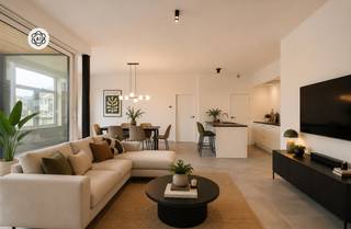 Op zoek naar een stijlvol en energiezuinig appartement op een vlot bereikbare locatie, en op wandelafstand van de Leie?
Dit ruime gelijkvloerse hoekappartement in residentie “De Rembrandt” in Sint-Baafs-Vijve combineert hedendaags wooncomfort met een kwalitatieve afwerking en een uitstekende ligging nabij de Oude Leie. Bovendien bestaat, mits voldaan aan de geldende voorwaarden, de mogelijkheid om dit appartement aan te kopen aan het verlaagde btw-tarief van 6%.
Het appartement werd ontworpen met aandacht voor ruimte, licht en comfort. Via de inkomhal bereikt u de lichtrijke leefruimte met open keuken, die rechtstreeks aansluit op het gezellige terras. Aansluitend aan de keuken bevindt zich een extra praktische berging. Verder beschikt het appartement over een ruime nachthal, een apart toilet, een volledig uitgeruste badkamer met douche, ligbad en dubbele lavabo, en twee volwaardige slaapkamers.
Met een bewoonbare oppervlakte van 128,61 m² geniet u hier van uitzonderlijk veel leefruimte. Het terras van 7,40 m² vormt bovendien een aangename plek om buiten te ontspannen.
Ook op vlak van energiezuinigheid scoort dit appartement uitstekend. Dankzij het E-peil van 19 geniet u gedurende 5 jaar van een volledige vrijstelling van onroerende voorheffing. Daarnaast is het appartement uitgerust met privatieve zonnepanelen en vloerverwarming met afzonderlijk regelbare circuits per ruimte, wat zorgt voor extra comfort en een laag energieverbruik.
De residentie is centraal gelegen met een vlotte verbinding naar Wielsbeke, Oostrozebeke en Waregem. In de directe omgeving vindt u het vernieuwde OC Den Aert en de oude Leie-arm, ideaal voor wandel- en fietsliefhebbers.
Er is bovendien mogelijkheid tot het aankopen van een garage en extra berging.
Een ideale woonoplossing voor wie op zoek is naar ruimte, kwaliteit, comfortabel wonen op een rustige maar centrale locatie én de kans om te genieten van het voordelige 6% btw-tarief.
Interesse? luna@immobeguin.be.