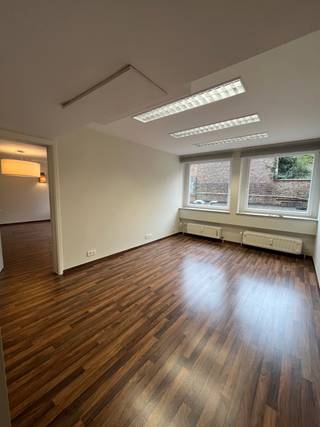 Op de 1e verdieping van een gunstig gelegen gebouw in Sint-Gillis bevindt zich dit kantoorplateau van ± 220 m².Het omvat 6 aparte burelen, een...