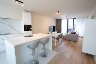 Op een uitstekende locatie in het centrum van Bonheiden bevindt zich dit bemeubeld BEN-appartement met 1 slaapkamer en terras. U bevindt zich hier vlakbij winkels, scholen en het openbaar vervoer.<br /><br />We betreden het moderne appartement via de inkomhal met apart gastentoilet en berging. De lichtrijke leefruimte is ingericht met een gezellige zithoek, bureau en eetplaats. De open keuken is mooi geïntegreerd in het geheel en voorzien van de voornaamste toestellen. Verder beschikt dit appartement over een ruime slaapkamer met kleerkast en aangrenzende badkamer, dewelke voorzien is van lavabo en inloopdouche. Op het terras kan u steeds in alle rust en privacy genieten van het mooie weer. Ook is er 1 ondergrondse parkeerplaats en ondergrondse berging inbegrepen. Gemeenschappelijke kosten €100 per maand.<br /><br />Alle meubels, toestellen, keukengerei zijn inclusief bij deze verhuur. <br /><br />Het appartement is beschikbaar vanaf 1 juli 2026.<br /><br />Dit is een uitstekende opportuniteit als u op zoek bent naar een bemeubeld energiezuinig appartement in het centrum van Bonheiden. Contacteer ons voor meer informatie of neem een kijkje op www.boonstravastgoed.be<br /><br />Bijzonderheden:<br />- BEN-appartement<br />- Ondergrondse parkeerplaats<br />- Kwalitatieve meubels/toestellen inbegrepen
