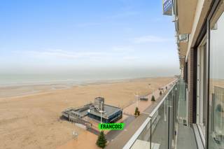 Sint-Idesbald is gekend als de familiebestemming aan zee, waar iedereen zijn gading vindt. Het appartement bevindt zich op het vijfde verdiep van het gebouw BELLE VUE, ter hoogte van het info centrum van de Dienst voor Toerisme. Het gebouw Belle Vue heeft in 2017 een grondige gevelrenovatie ondergaan en is zo goed als nieuw ! Het appartement zelf is eveneens in 2017 met heel veel smaak gerenoveerd en biedt alle comfort. Luxueuze afwerking. Dankzij een breed venster ( tot op de grond ) biedt het appartement een verbluffend panoramisch zicht op het wijdse strand en op de spectaculaire zee. Het appartement geniet een top ligging op wandelafstand van het leuke winkelcentrum van Sint-Idesbald zeilclub de KYC.