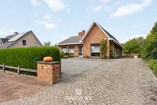 Voor meer info en foto’s, surf naar www.swevers.be – Deze open bebouwing in de Bremstraat 8 in Beringen biedt ruimte, comfort en tal...