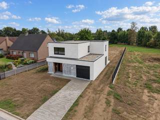 <ul>
<li>Zuidgerichte tuin</li>
<li>Ruim perceel</li>
<li>Stuk weiland aanpalend mogelijk</li>
<li>Strakke moderne look</li>
<li>Energiezuinig</li>
</ul>
<br /><strong>OMGEVING</strong><br />Dit project bevat 5 woningen bestaande uit een koppelbouw en 3 villa's. De woningen liggen in een groene en rustige omgeving dicht bij kasteeldomeinen, uitgestrekte bossen en het natuurgebied Damvallei. De bereikbaarheid is uitstekend dankzij directe busverbindingen naar Gent, een korte fietsafstand tot Gent-Dampoort en een vlotte toegang tot de E17 en R4. Supermarkten zijn binnen enkele minuten bereikbaar, evenals scholen, kinderopvang en sportinfrastructuur.<br /><br />Destelbergen combineert een landelijke charme met moderne voorzieningen, goede scholen, sportgelegenheden, gezellige horecazaken en een aangenaam woonklimaat. Bovendien wordt het openbaar vervoer in de buurt binnenkort verder verbeterd door vernieuwde bushaltes langs de Dendermondesteenweg met verhoogde perrons en nog betere toegankelijkheid.<br /><br /><strong>INDELING</strong><br />De woning (lot 1) beschikt over een inpandige garage. Via de inkomhal betreedt u de lichtrijke, open leefruimte met keuken, eetplaats en zithoek. Op de verdieping bevinden zich vier volwaardige slaapkamers, een badkamer uitgerust met een dubbele lavabo, douche en ligbad, evenals een apart toilet."<br /><br /><strong>E-PEIL</strong><br />De woning wordt hoogwaardig afgewerkt en voldoet aan de nieuwste energieprestatienormen. Met zonnepanelen, vloerverwarming via een lucht-waterwarmtepomp en een ventilatiesysteem type D behaalt ze een E-peil van 30. Hierdoor voldoet de woning aan de BEN-normen (bijna-energieneutraal) en geniet u van optimaal wooncomfort en een lage energiefactuur.<br /><br />Interesse in deze nieuwbouwvilla? Bel ons op 09 394 67 95 of mail naar info@potrell.be voor meer info of een afspraak!<br /><br /><strong>WONING OP MAAT | JOUW WONING, JOUW STIJL</strong><br />Maak van deze woning jouw droomhuis op maat! Voeg je eigen smaak en persoonlijkheid toe en kies zelf de keuken, vloer en badkamer van jouw instapklare woning. Een eigen stek op maat van jouw wensen en stijl. Jij kiest, Potrell voert uit. Zo makkelijk is het!