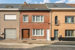 Ontdek deze ruime en degelijke woning, rustig gelegen aan de buitenrand van Ronse. Dankzij de mooie woonvolumes, drie slaapkamers, een zuidgerichte tuin met veel privacy en een ruime zolder biedt deze woning heel wat ruimte én mogelijkheden.Via de ruime inkomhal met trap komt u in de gezellige woonkamer, die mooi overgaat in de eetplaats. Aansluitend bevindt zich de keuken met praktische berging en een eerste toilet.Vanuit de keuken bereikt u de veranda, die een aangename overgang vormt naar de zuidgerichte tuin. Hier geniet u dankzij de beperkte inkijk van veel privacy en kunt u in alle rust van het buitenleven genieten. Een tuinhuis zorgt voor extra bergruimte.Op de eerste verdieping geeft de ruime nachthal toegang tot drie slaapkamers, een badkamer en een tweede toilet.Een absolute troef is de ruime zolder, bereikbaar vanuit de nachthal. Met een betonvloer en een nokhoogte van ca. 4,5 meter biedt deze verdieping bijzonder veel potentieel. Zo kunnen hier eventueel nog twee extra slaapkamers, een hobbyruimte, bureau of polyvalente ruimte worden ingericht.Daarnaast beschikt de woning over een praktische kelder, ideaal als extra opslagruimte.De troeven?Rustige ligging aan de buitenrand van RonseMooie woonvolumes en veel ruimte3 slaapkamersRuime zolder met uitbreidingsmogelijkhedenDegelijke constructie met betonnen gewelvenZuidgerichte tuin met veel privacyVeranda en tuinhuisPraktische kelderBent u op zoek naar een degelijke woning met veel ruimte, een rustige ligging en tal van mogelijkheden om ze volledig naar uw eigen smaak in te richten? Dan is deze woning beslist een bezoek waard.Neem contact op voor meer informatie of een bezoek via Caroline@immobeguin.be.