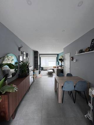Ontdek deze gezellige, moderne woning in Stene (Oostende). Deze ruime woning is ideaal gelegen langs de Mariakerkelaan, vlak bij scholen, winkels en het openbaar vervoer. Een perfecte match voor gezinnen of starters die op zoek zijn naar comfort, ruimte en veel lichtinval!Indeling:• Gelijkvloers: Uitnodigende inkomhal, gastentoilet, gezellige woonkamer en een moderne keuken voorzien van een koelkast, vaatwasmachine combi microgolfoven en inductiekookplaat. Daarnaast is er een praktische opbergruimte met aansluiting voor een wasmachine en toegang tot het ruime terras.• Eerste verdieping: Moderne badkamer uitgerust met een toilet, douche en lavabomeubel, 2 ruime slaapkamers.• Tweede verdieping: Grote derde slaapkamer of hobbyruimte met toegang tot de kruipzolder.Pluspunten:• Zonnig terras met weinig inkijk (veel privacy)• Moderne keuken en badkamer met veel natuurlijk licht• Uitstekende ligging nabij scholen, winkels en openbaar vervoer• Ideale instapklare woning voor gezinnen of startersBent u geïnteresseerd in deze gezellige woning in Oostende? Contacteer ons vandaag nog voor een bezoek ter plaatse en ontdek zelf deze lichtrijke, moderne thuis!De algemene voorwaarden van Dewaele DIY kunt u steeds raadplegen via dewaele.com.Bestuursmaatregelen in het maatregelenregister: in aanvraag
