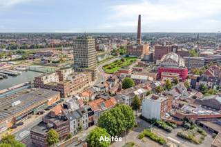 Je woont hier aan de rand van het Gentse stadscentrum, tussen de historische binnenstad en de vernieuwde Oude Dokken. Dok Noord, het Handelsdok en het centrum bereik je vlot te voet of met de fiets. Winkels, horeca en dagelijkse voorzieningen bevinden zich in de nabije omgeving en ook station Gent-Dampoort is vlot bereikbaar. Een centrale locatie voor wie graag in de stad woont en zich gemakkelijk te voet of met de fiets verplaatst.<br /><br />Op het gelijkvloers kom je binnen in de leefruimte, die aansluit op de keuken, uitgerust met een keramische kookplaat en dubbele wasbak. Onder de woning bevindt zich een ruime, droge kelder van ca. 28,5 m². Deze doet dienst als technische ruimte en biedt daarnaast heel wat extra plaats voor opslag.<br />Op de eerste verdieping bevindt zich een ruime slaapkamer aan de voorzijde van de woning. Aansluitend bereik je de badkamer, voorzien van een ligbad, lavabo en toilet, en een afzonderlijke dressing.<br />De bovenste verdieping is een mooie troef van de woning. Onder het in 2010 gerenoveerde dak bevindt zich een royale tweede slaapkamer van ca. 29 m². Twee Velux-dakramen zorgen hier voor natuurlijke lichtinval en maken van deze verdieping een volwaardige en aangename slaapruimte.<br /><br />De woning vraagt op een aantal punten nog opfrissing en renovatie, maar biedt tegelijk de kans om ze verder naar eigen smaak in te richten. Met twee ruime slaapkamers, een grote kelder en haar ligging op wandel- en fietsafstand van heel wat Gent te bieden heeft, is dit een stadswoning met potentieel.<br /><br />Interesse in een woning die je nog naar je eigen hand kunt zetten? Plan dan zeker een bezoek en ontdek zelf wat deze woning te bieden heeft.<br />Neem contact op voor meer informatie of een bezoek.<br />📞 Jan: 0475 58 00 38<br />📧 jan@abitos.be
