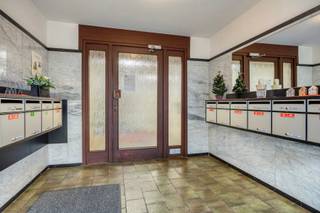 Dit appartement, achterin gelegen op de Celestijnenlaan, combineert ruimte met hoogwaardige afwerking op een toplocatie. Een ruime inkomhal,...