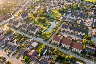 <p>Aan de rand van Harelbeke, op een rustige en groene locatie met vlotte verbinding naar Kortrijk, verrijst een nieuw woonproject met 26 kwaliteitsvolle woningen. Deze eigentijdse verkaveling brengt het beste van twee werelden samen: een ontspannen, residentiële omgeving en een uitstekende bereikbaarheid van scholen, winkels en belangrijke uitvalswegen.<br /><br /><strong>Hedendaags en energiezuinig wonen</strong><br /><br />De woningen, zowel halfopen als rijwoningen, worden gebouwd volgens de huidige energienormen en uitgerust met moderne technieken zoals ventilatie D, vloerverwarming, warmtepomp en zonnepanelen. Hierdoor geniet je van een duurzame, comfortabele en energiezuinige thuis die klaar is voor de toekomst.<br /><br />Met bewoonbare oppervlaktes tussen de 122 en 162 m² en standaard vier slaapkamers biedt elke woning een doordachte indeling waarbij leefruimte, licht en functionaliteit centraal staan. Een carport bij elke woning en een grote, centrale groenzone binnen de verkaveling vormen extra troeven voor wie houdt van ruimte en rust.<br /><br /><strong>Een thuis die bij je past</strong><br /><br />De woningen worden volledig afgewerkt en bieden ruime keuzemogelijkheden in materialen en afwerking. Hierdoor kun je je nieuwe woonst vormgeven in de stijl die bij jou past, binnen het comfort van een sleutel-op-de-deur aanpak.<br /><br /><strong>Ideaal voor gezinnen en rustzoekers</strong><br /><br />Dankzij de kindvriendelijke omgeving, de groene invulling van het project en de perfecte balans tussen rust en nabijheid van stedelijke voorzieningen, is dit woonproject ideaal voor gezinnen, starters en iedereen die waarde hecht aan hedendaags wooncomfort in een aangename, open buurt.<br /><br /><span><strong>6% BTW mogelijk voor lot 16 &amp; 17!</strong></span><br /><br />Indien u vrijblijvend een bezoek wenst aan het project, neem dan zeker contact met Immo Beguin via emiel@immobeguin.be</p>