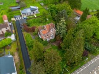 <p><strong>******VANAF PRIJS*********Karaktervolle villa met authentieke elementen en grote tuin op 24 aren</strong></p>
<p>Wij bieden deze prachtige villa, Villa Maria Philomene uit 1932, te koop aan. Een unieke opportuniteit voor liefhebbers van karaktervolle herenwoningen met een rijke geschiedenis. De woning staat op een royaal perceel van 24 aren, wat zorgt voor veel privacy en ruimte om van te genieten – en dat op slechts enkele kilometers van het centrum van Leuven.</p>
<p>De woning staat momenteel leeg en heeft renovatie nodig, maar achter de statige gevel schuilt nog steeds haar indrukwekkende uitstraling. Authentieke elementen zoals de originele houten trappen, glas-in-loodramen, marmeren schouwen en houten binnendeuren getuigen van het vakmanschap van weleer en vormen een prachtige basis voor wie deze villa opnieuw wil laten schitteren.</p>
<p>Met een bewoonbare oppervlakte van 258 m², meerdere leefruimtes, vier slaapkamers en twee badkamers is er ruimte in overvloed om het pand volledig naar eigen smaak en hedendaagse normen te renoveren.</p>
<p>De keuken is eenvoudig en dient vernieuwd te worden. Ook de tuin – ooit een ware oase – is momenteel wat verwilderd, maar biedt enorm veel potentieel voor wie droomt van een uitgestrekte, groene buitenruimte rondom de woning.</p>
<p>Wat deze villa bijzonder maakt, is haar ziel en grandeur. Voor wie bereid is te renoveren, biedt dit pand een uitzonderlijke kans om een karaktervol geheel om te vormen tot een stijlvolle en comfortabele thuis.</p>
<p>Maak snel een afspraak voor een bezichtiging en ontdek zelf het potentieel van Villa Maria Philomene!<br />Bel 016/23.47.23 of stuur een e-mail naar <strong>admin@immodrome.be</strong></p>