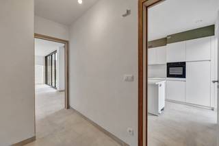 Voor meer info of een bezoek, bel 053 59 49 34 - In het landelijke en charmante <strong>Strijtem (Roosdaal)</strong> bevindt zich <strong>Woonerf Ten Broek</strong>, een kleinschalig en architecturaal <strong>nieuwbouwproject</strong> bestaande uit <strong>5 entiteiten</strong>: <strong>3 stijlvolle appartementen</strong> en <strong>2 hedendaagse woningen</strong>. Dit woonerf combineert rust, comfort en duurzaamheid in een kwalitatieve leefomgeving. Alle entiteiten werden afgewerkt met <strong>hoogwaardige en duurzame materialen</strong>, met oog voor detail en hedendaags wooncomfort. De appartementen zijn <strong>BEN-appartementen (Bijna-EnergieNeutraal)</strong> en worden verwarmd via een <strong>energiezuinige warmtepomp met vloerverwarming</strong>. Daarnaast zijn ze uitgerust met <strong>zonnepanelen</strong>, wat resulteert in een lage energiekost en een toekomstgerichte investering. Elke entiteit beschikt over een <strong>privatieve parkeerplaats</strong>, voorzien van een <strong>aansluiting voor een laadpaal</strong>, volledig afgestemd op de noden van vandaag en morgen. <strong>Woonerf Ten Broek</strong> staat voor duurzaam wonen in een aangename, dorpse omgeving met vlotte verbindingen naar omliggende gemeenten.