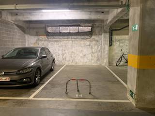 Afgesloten en overdekte autostaanplaats nummer 14 wordt te koop aangeboden.<br /><br />De staanplaats is gemakkelijk toegankelijk en voldoende ruim voor een standaard wagen.<br /><br />Indien u meer info wenst dan kan u mij steeds bereiken via arnaut@immojanstas.be of 0495292080.
