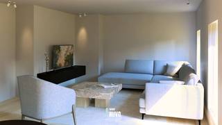 <h3><span>Exclusieve duplex in het centrum van Aalst waar ruimte, licht en luxe samenkomen!<br /><br /></span><span>In het kloppende hart van Aalst bevindt zich deze indrukwekkende duplex, een toonbeeld van hedendaags wooncomfort en verfijnde architectuur. Verspreid over twee verdiepingen biedt dit appartement een unieke leefervaring voor wie op zoek is naar ruimte, stijl en een centrale ligging.<br /><br /></span></h3><p><span>Kenmerken:</span></p><ul><li><span>Dubbele woonverdieping</span><span> met een slimme indeling die privacy en openheid combineert. Perfect voor gezinnen, koppels of wie graag gasten ontvangt.</span></li><li><span>Lichtrijke leefruimte</span><span> met hoge plafonds, grote ramen en een adembenemend stadszicht. De open trap verbindt de verdiepingen op een elegante manier.</span></li><li><span>Designkeuken</span><span> voorzien van kwalitatieve inbouwtoestellen, veel kastruimte en een stijlvol werkblad in marmer</span></li><li><span>3 slaapkamers</span><span>, waarvan één master suite met privébadkamer.</span></li><li><span>2 badkamers</span><span> met inloopdouche, ligbad, lavabo en hoogwaardige afwerking.</span></li><li><span>Privéterras of dakterras</span><span>, ideaal voor een aperitief met zicht op de stad.</span></li><li><span>Afwerking van topniveau</span><span>: parketvloeren, maatwerk, moderne verlichting, akoestische isolatie en domoticasysteem.</span></li><li><span>Fietsberging op het gelijkvloers.</span></li><li><span>Afwerking voorzien Juni 2026<br /><br /></span></li></ul><p><span>Gelegen op wandelafstand van winkels, horeca, scholen en het station, combineert deze duplex het gemak van de stad met het comfort van een luxueuze thuis. Een zeldzame kans voor wie houdt van karakter, comfort en klasse in het hart van Aalst.<br /><br />Voor meer info neem contact op met Mieke op 053 70 80 90 of via mail: info@immonuvo.be.</span></p>