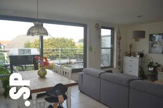 Appartement op de eerste verdieping bestaande uit inkomhal, apart toilet, living (4,40 x 6,60m), open ingerichte keuken (spoelbak, dampkap, kookvuur, koelkast, oven, afwasmachine), ingerichte badkamer (lavabo, douche, ligbad), 2 slaapkamers , groot terras (3,30 x 6,60m), carport, 2 x kelderberging, gemeenschappelijke fietsenstalling en berging. EPC: 127 kWh/m² . Voor bijkomende inlichtingen kan u ons contacteren op het nummer 014/51.95.00.