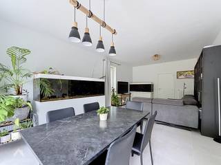 <p>Zoek je een moderne, energiezuinige woning waar comfort, rust en privacy samenkomen? Deze recente halfopen BEN-woning ligt in een rustige straat aan de landelijke rand van Houthulst op slechts 1 km van het centrum en supermarkten. Wandel -en fietsliefhebbers halen hun hart op in de nabijgelegen natuur. Bij binnenkomst verwelkomt de verzorgde inkomhal je met een gastentoilet. De lichtrijke leefruimte vormt het hart van de woning met een ruime zit -en eethoek. De open, volledig uitgeruste keuken sluit naadloos aan op een praktische was-en bergruimte. Boven vind je 4 volwaardige slaapkamers, afzonderlijk toilet en een badkamer met inloopdouche en wastafel. Buiten geniet je op het terras en in de onderhoudsvriendelijke, volledig omheinde tuin van optimale privacy.</p>
<p>De woning is 100% instapklaar, volledig geschilderd, omheind en voorzien van verduistering.<br />Aankoop onder registratierechten en valt dus niet onder 21% btw <br /><br /></p>
<p>Verhuizen kan zonder zorgen!</p>
<br />Extra troeven:<br />
<ul>
<li>Energiezuinig: BEN-woning, 5 zonnepanelen, regenwaterput van 7000L</li>
<li>Comfort en afwerking; Verduisterende screens in alle kamers, conforme elektriciteit, inpandige garage met ruime oprit</li>
<li>Financieel: Mogelijkheid tot aankoop aan slechts 2% registratierechten (onder voorwaarden)</li>
<li>Ligging: Rustig en groen, doch vlak bij alle voorzieningen.</li>
</ul>
<br />Te koop zonder makelaar via Smart Houses. Wenst u meer informatie of een bezoek? Contacteer rechtstreeks de eigenaar <span>+32479876631</span>