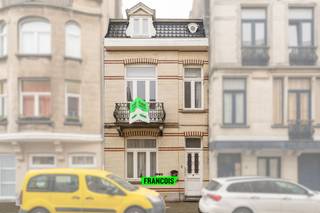 Ben je op zoek naar een vaste woonst, een tweede verblijf aan zee of een interessante investering? Dan is dit pand precies wat je zoekt. Gelegen in een rustige éénrichtingsstraat, pal in het centrum en op wandelafstand van het openbaar vervoer, de jachthaven, de zeedijk en het strand van Blankenberge, geniet je hier van een uitzonderlijk centrale én toch aangename ligging.<br /><br />Deze woning werd vroeger opgedeeld in twee appartementen met een studio, maar wordt vandaag gebruikt als ruime ééngezinswoning, wat meteen een waaier aan mogelijkheden biedt.<br /><br />Op het gelijkvloers verwelkomt de ruime inkomhal die overloopt in een lichtrijke leefruimte, met daarnaast twee tot drie slaapkamers (vrij in te delen naar eigen wens) en een badkamer. Via deze verdieping bereik je ook de gezellige stadskoer, waar je in alle privacy kan genieten van een rustig moment midden in de stad.<br /><br />De eerste verdieping beschikt opnieuw over een royale leefruimte met aansluitende keuken, een slaapkamer en een tweede badkamer. De dakverdieping (voorheen ingericht als studio) omvat een woonkamer met aansluitend een extra slaapkamer en eigen douchekamer.<br /><br />Als extra troef is er een ruime kelderverdieping onder de woning. Dankzij de flexibele indeling leent dit pand zich perfect als kangoeroewoning, opbrengsteigendom of ruime gezinswoning.<br /><br />Laat deze kans niet liggen en plan vandaag nog je bezoek in.<br /><br />