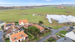 Op een uitzonderlijk rustige en gegeerde locatie in Wenduine, in een doodlopende straat en op wandelafstand van zee en strand, bevindt zich deze alleenstaande gelijkvloerse villa. De eigendom geniet van een zijdelings zicht op de duinen en het aangrenzende natuurgebied, met een prachtig open vergezicht over de polders.

De ligging combineert absolute rust met een vlotte bereikbaarheid van openbaar vervoer, winkels, horeca en sportfaciliteiten.

De woning omvat een inkomhal, een lichtrijke en sfeervolle leefruimte met directe toegang tot de tuin, en een ingerichte keuken. Verder zijn er drie slaapkamers, waarvan één met douche en lavabo, en een tweede met een badkamer voorzien van ligbad, lavabo en toilet. Een afzonderlijk gastentoilet vervolledigt het comfort. Daarnaast is er een hobbyruimte met toegang tot de inpandige garage met berging en wasplaats. Via een schuiftrap is er toegang tot de zolder, aangevuld met een extra zolderruimte boven de garage.

Rondom de woning ligt een zonnige, private tuin met terras en tuinhuis. De woning beschikt over verwarming op aardgas en is uitgerust met zonnepanelen. Oppervlaktes zijn indicatief volgens het EPC-attest

Op zoek naar een eigendom met een uitzonderlijke ligging, open vergezichten en het potentieel om volledig naar eigen smaak in te richten? Contacteer Els voor een bezoek via 0468 13 77 64 of els@keyimmo.be

Overweeg je de verkoop van je eigendom? Reken op onze expertise en een gratis, vrijblijvende schatting.
.