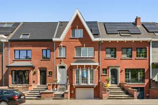 Ontdek deze uitzonderlijk goed afgewerkte woning waar ruimte, licht en comfort centraal staan. De woning beschikt over maar liefst 3 ruime slaapkamers, 2 stijlvolle badkamers en 2 praktische dressings – ideaal voor een gezin dat op zoek is naar luxe en functionaliteit.<br /><br />De lichtrijke, open leefruimte vormt het kloppend hart van de woning en sluit naadloos aan op de prachtig aangelegde stadstuin. Dankzij de grote raampartijen geniet u hier de hele dag door van natuurlijk licht en een mooi zicht op buiten. Het gezellige terras maakt het plaatje compleet en nodigt uit tot ontspannen momenten.<br /><br />Extra troeven? Zeker! De woning is uitgerust met 14 zonnepanelen en airconditioning, wat zorgt voor een energiezuinig en comfortabel woonklimaat. Bovendien is de woning volledig onderkelderd, met een garage, wasplaats, wijnkelder en tal van bergruimtes.<br /><br />Kortom: een unieke kans voor wie op zoek is naar een perfect afgewerkte woning op een topligging!<br /><br />BEZOEKMOMENT op afspraak: vrijdag 8/05 15u30-18u en zaterdag 9/05 9u-15u30<br /><br />Meer info of plan je bezoek via denis@immobeguin.be of www.immobeguin.be
