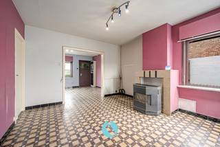 Bent u op zoek naar een renovatieproject met potentieel? Dan is dit uw kans! <br />Vlakbij het centrum van Ertvelde bieden wij deze te renoveren woning aan op een perceel van 283 m². <br />Deze is gelegen in een rustige straat op wandelafstand van het centrum met wekelijkse markt, winkels en openbaar vervoer - vlotte aansluiting tot de R4. <br /><br />De indeling van deze woning is op heden als volgt: leefruimte, berging, keuken, hal, badkamer. <br />Op de verdieping vinden we twee slaapkamers terug.<br /><br />Dit pand is onderworpen aan de renovatieverplichting van de Vlaamse overheid voor residentiële gebouwen (behoudens bij sloop binnen 5 jaar na de aankoop). Consulteer voor meer informatie de website van het Vlaams Energie- en Klimaatagentschap via https://www.vlaanderen.be/een-huis-of-appartement-kopen/renovatieverplichting-voor-residentiele-gebouwen<br /><br />Fijn renovatieproject om een ideale opbrengsteigendom te creëren. <br />De woningen gelegen te Molenstraat 81 en 83 - Ertvelde wonen eveneens te koop aangeboden. <br /><br />Wilt u deze eigendom en zijn troeven zelf ontdekken, neem dan zeker contact op voor het plannen van een bezoek ter plaatse.<br /><u><strong>Interesse?</strong></u> Contacteer Steffi telefonisch op 0498/50.50.94 of per mail steffi@vastgoeddevos.be 