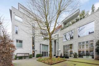 Hoogwaardig gerenoveerd kantoorcomplex van ca. 2.736 m² te huur op de Papyrus-site in Antwerpen. Flexibel indeelbaar en voorzien van...