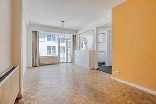 <p><span>Leuk gelegen 2slpk appartement !</span><span><br /><br />Op een uitstekende ligging, vlakbij het bruisende stadsleven en alle dagelijkse voorzieningen, bevindt zich dit instapklare appartement met 2 slaapkamers.</span></p><p><span>De leefruimte met open keuken vormt het hart van het appartement en biedt een aangename plek om te wonen, te ontspannen en gasten te ontvangen. <br />Dankzij de praktische indeling wordt elke vierkante meter optimaal benut.</span></p><p><span>Verder beschikt het appartement over een badkamertje uitgerust met douche, lavabo en toilet, één ruime slaapkamer en een tweede kamer die perfect kan dienen als kinderkamer, bureau of hobbyruimte.</span></p><p><span>Een ideale woonst voor starters, alleenstaanden, jonge koppels of investeerders die op zoek zijn naar een zorgeloos appartement op een centrale locatie.<br /><br />Gemeenschappelijke lasten : 175 euro / maand (syndicus, lift, onderhoud gangen en water) <br />Gas en elektra zijn individueel, water is gemeenschappelijk. </span></p><p><span> </span></p><p><span>Bijzonderheden</span></p><ul><li><span>Instapklaar</span></li><li><span>Lift</span></li><li><span>Topligging </span></li><li><span>Lage gemeenschappelijke kosten </span></li><li><span>Kelderberging <br /><br /></span></li></ul><p><span> </span></p><p><span>Informatieplicht: Vergunning uitgereikt – woongebied – geen rechtelijke herstelmaatregel of bestuurlijke maatregel opgelegd – geen voorkooprecht – verkavelingsvergunning –  geen klim aanwezig – niet overstromingsgevoelig P-score  C &amp; G-score C – EPC 223 (C) kWh/m² - EK niet conform - asbest 0 asbestmaterialen -  0 beperkingen - 0 uitsluitingen.</span></p><p><span> </span></p><p><span> </span></p>