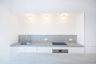 <p>ELSENE, Square du Vieux Tilleul, prachtig appartement van ± 92 m², volledig gerenoveerd in 2026! Prachtig uitzicht (8e verdieping van 9). Direct beschikbaar. Conciërge, gepantserde deur en fietsenstalling. EPB: C. Onroerendgoedbelasting: 2.250 € (mogelijkheid tot korting) – INFO &amp; BEZICHTIGINGEN: 0475.97.33.44 - ddomb@trevi.be</p>
<p><b>Appartement oorspronkelijk met 2 slaapkamers van 92 m² - Renovatie 2026!</b></p>
<p><u>Kelder</u>: Kelder &amp; parkeerplaats</p>
<p><u>8e verdieping</u>:</p>
<ul>
<li>Betegelde inkomhal</li>
<li>Woonkamer ± 35 m² met parket</li>
<li>Volledig ingerichte keuken</li>
<li>Kantoor ± 6 m²</li>
<li>Badkamer – WC – en doucheruimte</li>
<li>Terras ± 7 m²</li>
</ul>