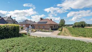 Voor meer info of een bezoek, bel 054 69 39 31 - Op een mooie en rustige locatie in Moerbeke bevindt zich deze charmante bungalow, gelegen op...