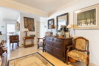 <p><strong>[[ DIT PAND NEEMT DEEL AAN DE ERA OPEN HUIZEN DAG OP 19/9 VAN 11:00 TOT 12:00 ]]</strong><br /><strong>De Panne: Ruim 3-slaapkamerappartement met open zicht op de Markt! </strong><br /><br />Op zoek naar een ruim appartement met 3 volwaardige slaapkamers, veel lichtinval en een centrale ligging? Dit appartement op de 6de verdieping bevindt zich op een toplocatie aan de Markt van De Panne en geniet dankzij de vele ramen van een aangename lichtinval en een open zicht over de Markt.<br />De ruime leefruimte vormt het hart van het appartement en wordt omringd door ramen, waardoor je hier volop geniet van natuurlijk licht en een prachtig uitzicht.<br /><br /><strong>Indeling:</strong><br />Het appartement omvat een inkomhal, een ruime en lichtrijke woonkamer met open zicht over de Markt, een keuken, een badkamer met douche, een apart toilet en 3 volwaardige slaapkamers. Daarnaast beschikt het appartement over een private kelderberging, ideaal voor extra opslagruimte.<br /><br /><strong>Troeven:</strong></p>

<ul><li>3 volwaardige slaapkamers</li><li>Open zicht over de Markt van De Panne</li><li>Centrale en uiterst praktische ligging</li></ul>

<p>Contacteer ons vandaag nog voor meer informatie!</p>