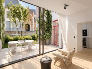 Residentie Gruuthuyse - Een meesterwerk aan de Dijver.<br /><br />Dit royale gelijkvloerse appartement, gelegen <strong>aan de Dijver</strong>, maakt deel uit van een uitzonderlijk, kleinschalig renovatieproject op een absolute <strong>toplocatie</strong> in het historische hart van Brugge, op de hoek van de Nieuwstraat en de Dijver. Op wandelafstand van de Markt, trendy boetieks, Minnewaterpark, musea en culinaire hotspots.<br />Voor dit project hebben <strong>architectenbureau Dugardyn</strong> en <strong>interieurarchitect Philip Simoen</strong> hun krachten gebundeld.<br /><br />Dit high-end afgewerkt <strong>gelijkvloersappartement </strong><strong>met 3 SLAAPKAMERS en 3 BADKAMERS</strong> heeft een unieke <strong>ZUIDGERICHTE STADSTUIN</strong>, welke direct paalt aan de Dijver. <strong>Totale oppervlakte: 266m<sup>2</sup>.</strong><br />Dit appartement omvat: privé inkomhal met vestiaire, lichtovergoten leefruimte (met fantastisch uitzicht op de Dijver!!), zitruimte met bibliotheek (mét zicht op het water), volledige uitgeruste keuken (o.a. werkblad composietsteen, ultra geëquipeerd met toestellen van Miele,…), 3 ruime slaapkamers met maatkasten en allen een eigen ensuite badkamer (uitgewerkt in mortex, Vola kraanwerk, travertin blad...), berging/wasplaats, afz. toilet.<br />Genieten van de zon kan in de <strong>unieke zuidgerichte stadstuin</strong> met aangelegd terras, welke onmiddellijk paalt aan het water. De tuin is ook toegankelijk via de gemeenschappelijke patio.<br /><br />Het appartement is verder uitgerust met: eiken parket, het volledige appartement wordt geschilderd (op vliesbehang), verlichting van merk Dark, vloerverwarming, airco, warmtepomp, domotica, videoparlofoon, blokkaderdeuren, glazen deuren in stalen kader, blanco elektriciteit, nieuw schrijnwerk met dubbel glas.… E-peil 59.<br />De koper geniet bovendien ruime inspraak in de keuze van de afwerking op maat, binnen een ruim voorzien budget, onder meer voor keuken, badkamer, parket, mortex en verlichting.<br /><br />Gemeenschappelijke <strong>fietsenberging</strong>, private berging.<br />Bovendien is er mogelijkheid tot aankoop van <strong>garage(s) met autoliftsysteem</strong> in het gebouw.<br />(Dit pand is vastgesteld bouwkundig erfgoed)<br /><br /><strong>Een uitzonderlijk appartement voor wie ruim, verfijnd en exclusief wil wonen aan het water, midden in Brugge. </strong><br /><br />Meer info, beelden en plannen vindt u op: www.residentiegruuthuyse.be<br />Contacteer ons voor meer informatie of een persoonlijke rondleiding: 050/70 70 70 of info@immosleutel.be<br /><br />