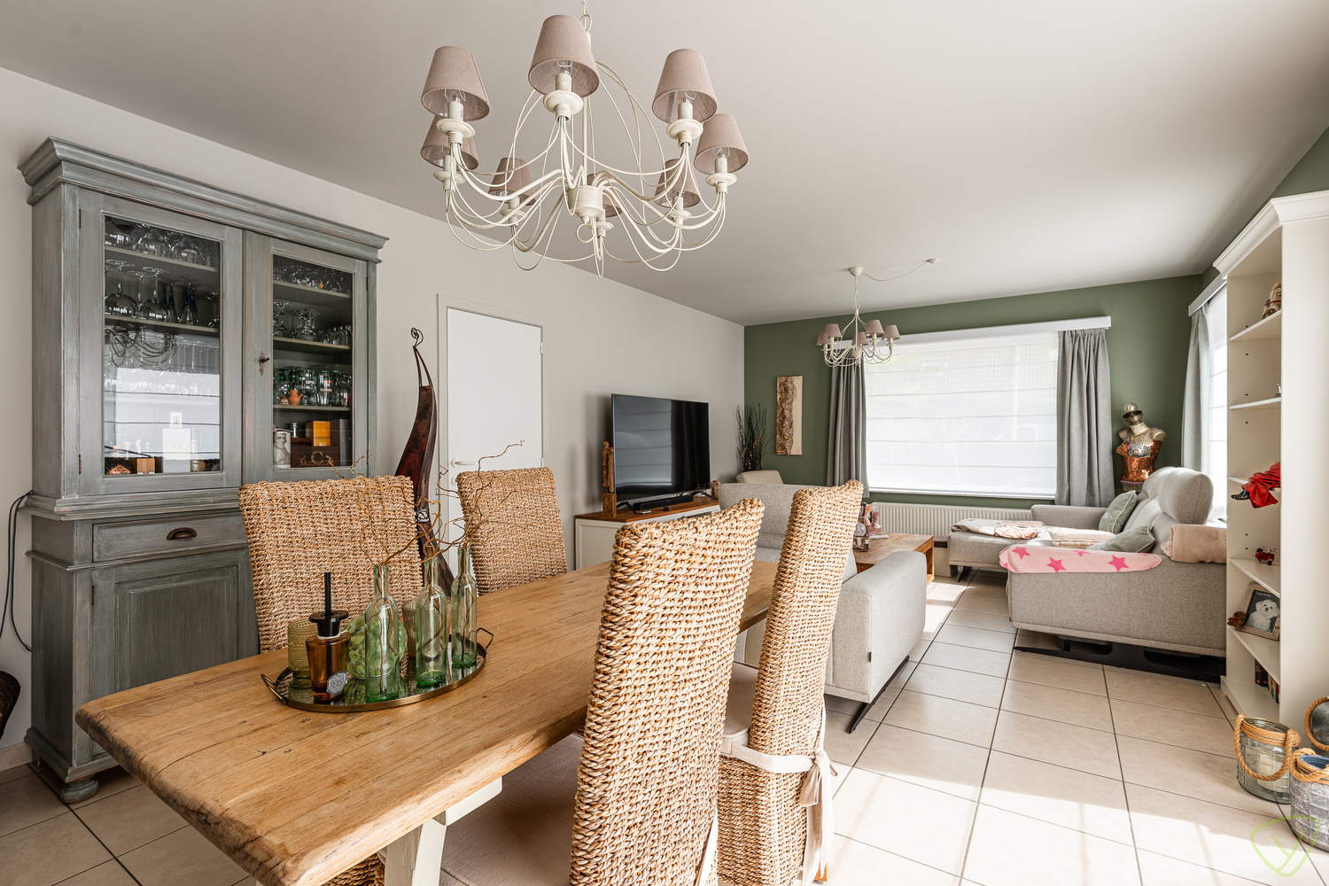 Lichtrijke instpaklare woning te Wondelgem in een residentiële omgeving. - foto 4