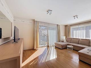 Bel appartement (m²) bien entretenu et lumineux à louer avec 2 chambres, garage et trois terrasses d'une superficie totale de 12 m². Situé dans...