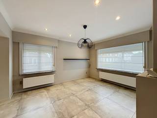 Deze volledig gerenoveerde woning is rustig gelegen nabij het centrum van Zomergem en biedt een praktische indeling met drie volwaardige slaapkamers. Op het gelijkvloers beschikt de woning over een inkomhal met apart toilet, een gezellige leefruimte, een volledig geïnstalleerde keuken, een kelder, een wasplaats en een badkamer uitgerust met zowel een ligbad als een douche. Op de eerste verdieping bevinden zich drie slaapkamers en een extra douchekamer. Verder is er een aparte garage aanwezig. De woning wordt verwarmd via centrale verwarming op aardgas en beschikt over een EPC van 255 kWh/m².